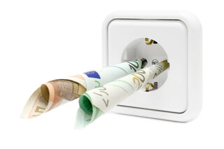 Das Bild zeigt einen weißen Steckdosenanschluss, aus dem Geldscheine herausragen, was symbolisch für Geld und finanzielle Energien steht.